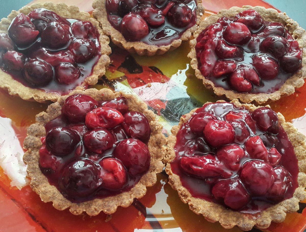 Корзиночки с заварным кремом и фруктами