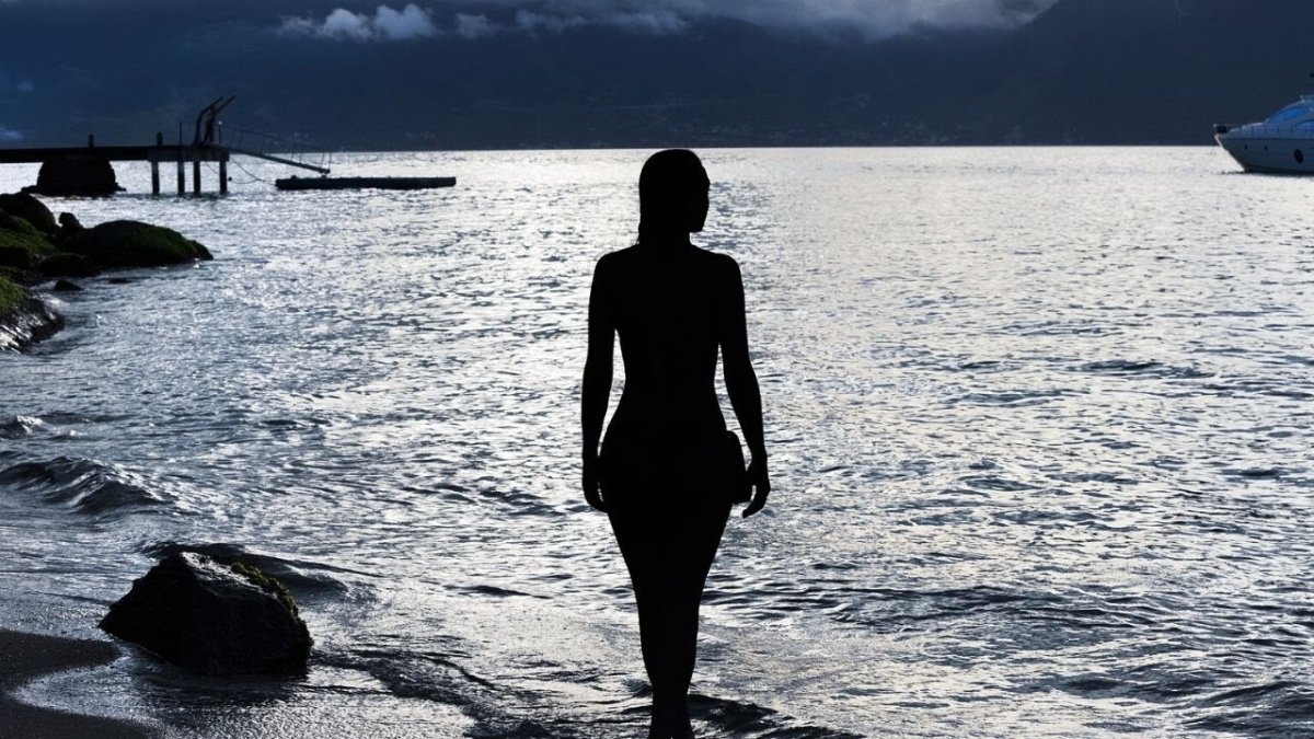 Женщина на море со спины