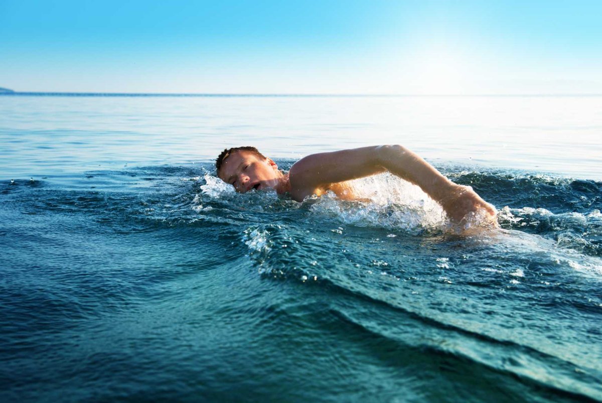 Люди плавают в море
