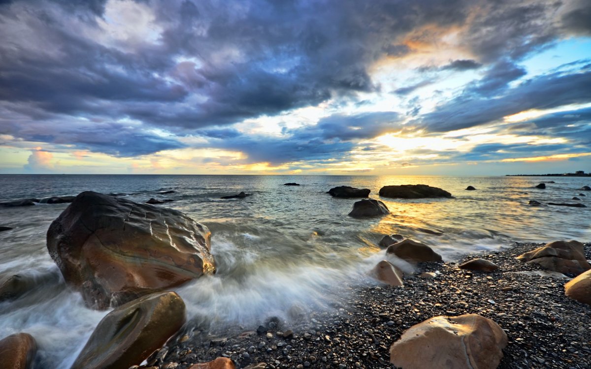 Море камни