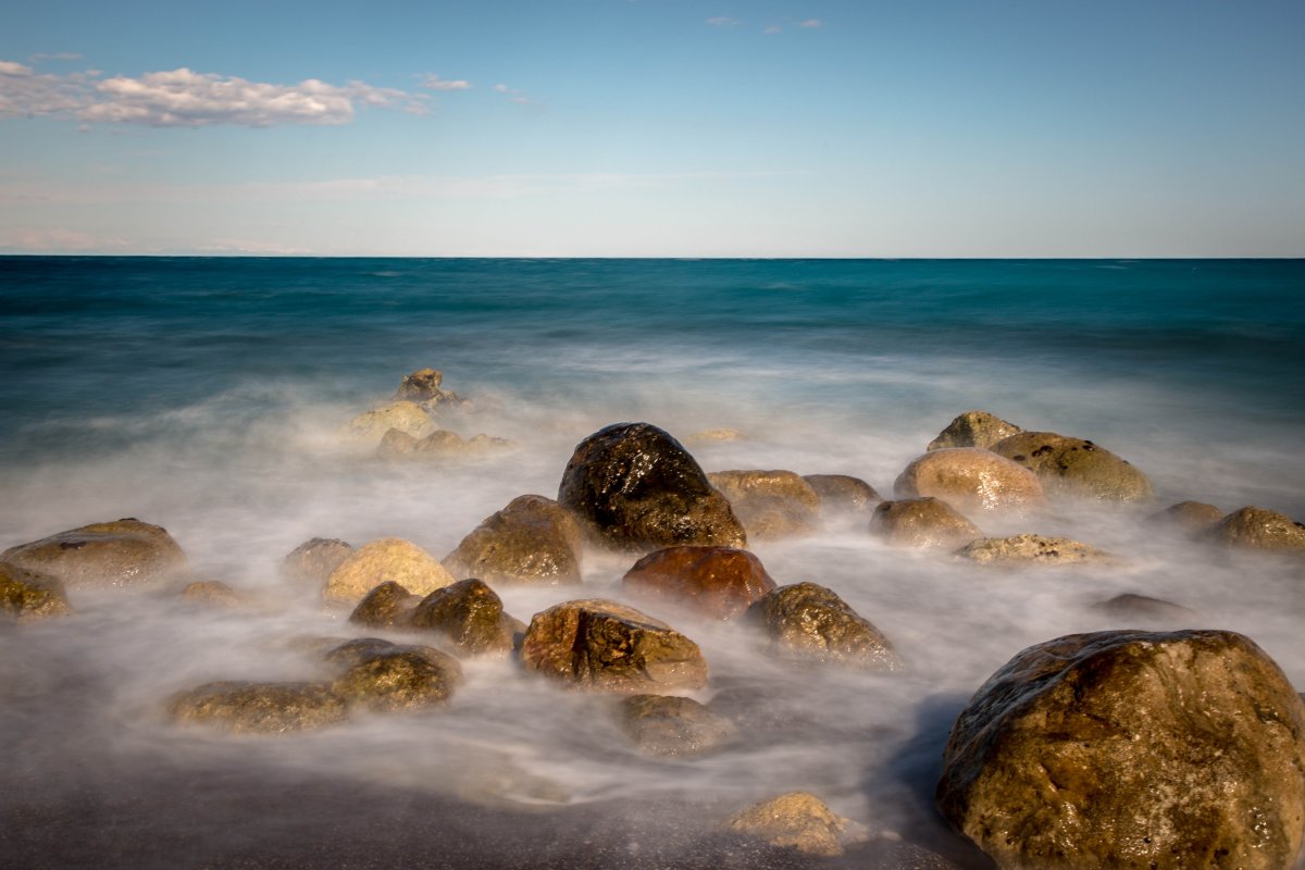 Валуны на берегу моря