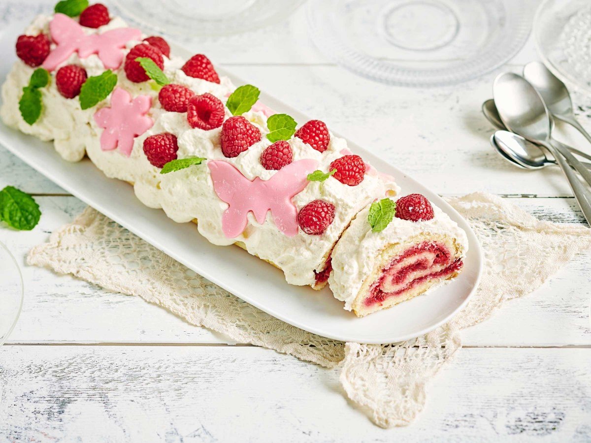 Меренговый рулет с голубикой