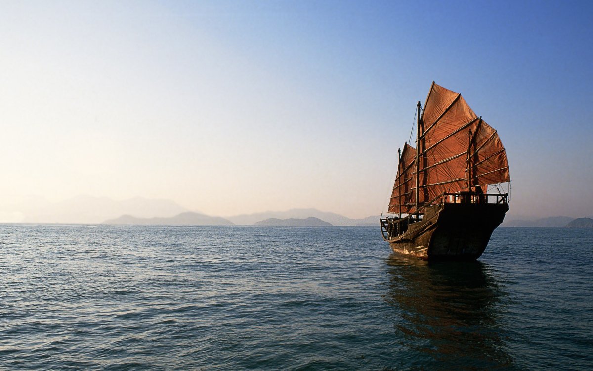 Старый корабль в море