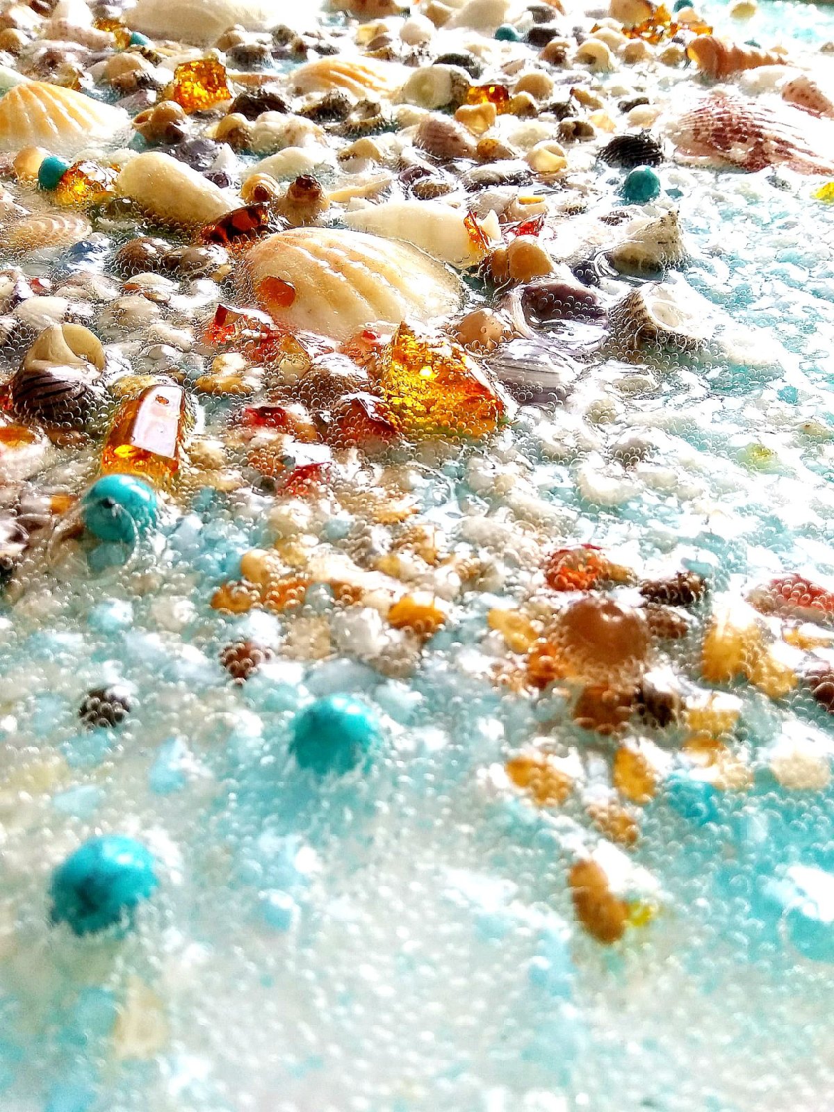 Янтарь на берегу моря