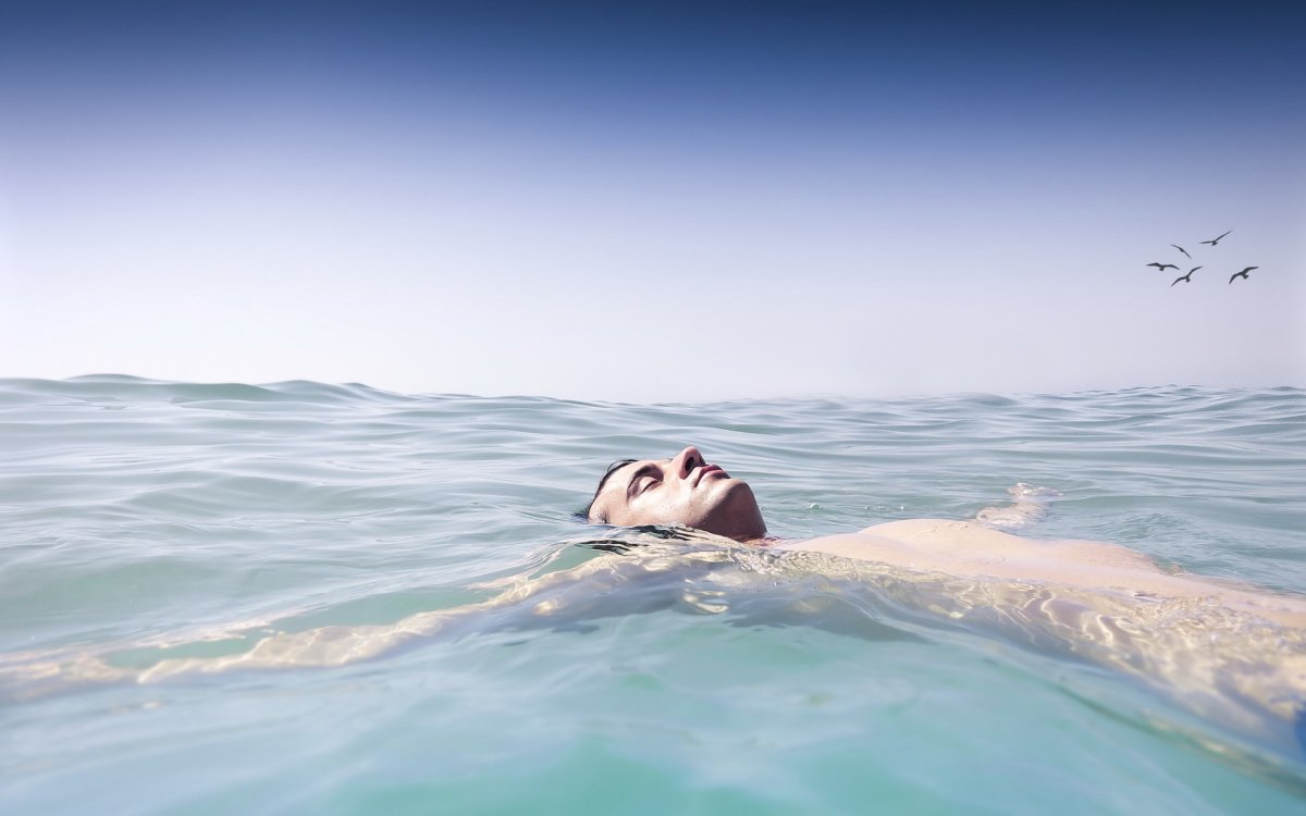 Человек лежит в воде