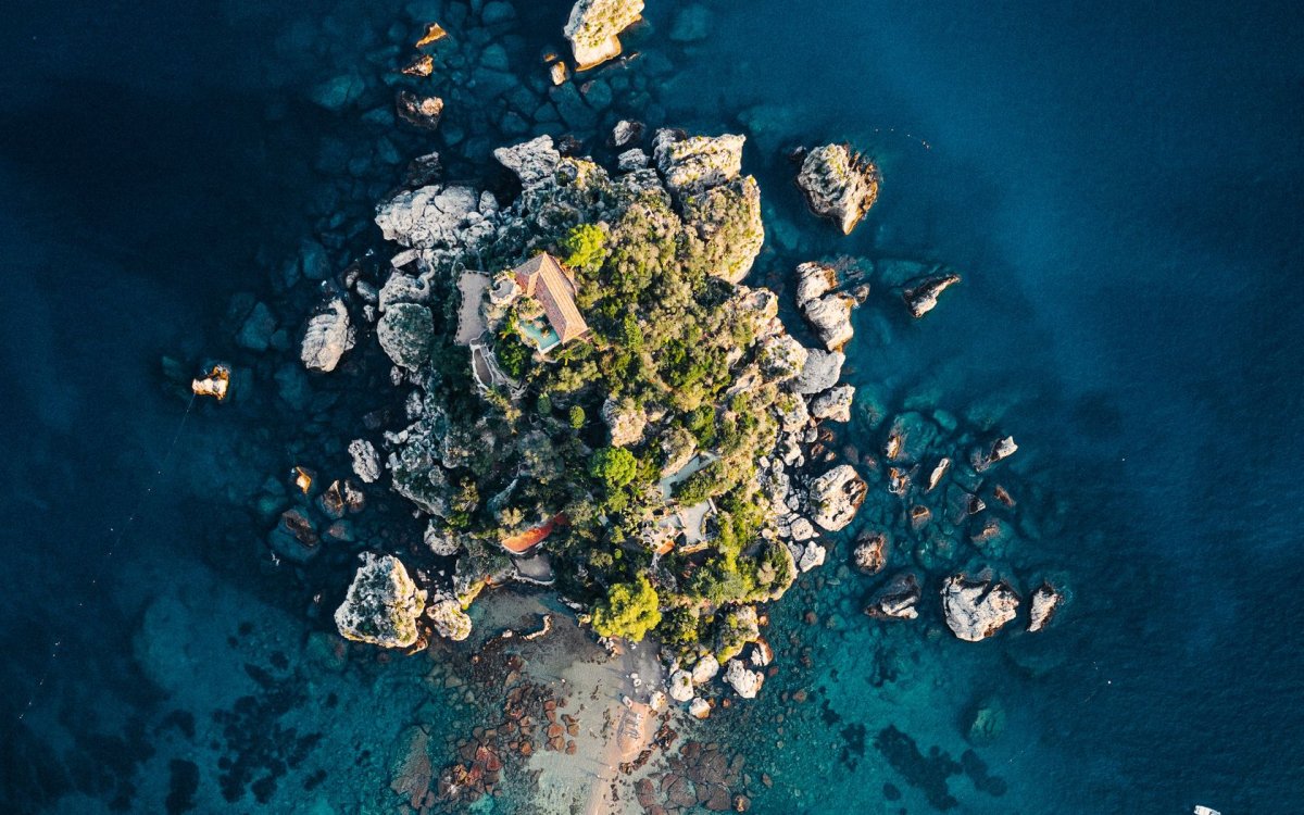 Остров в море вид сверху