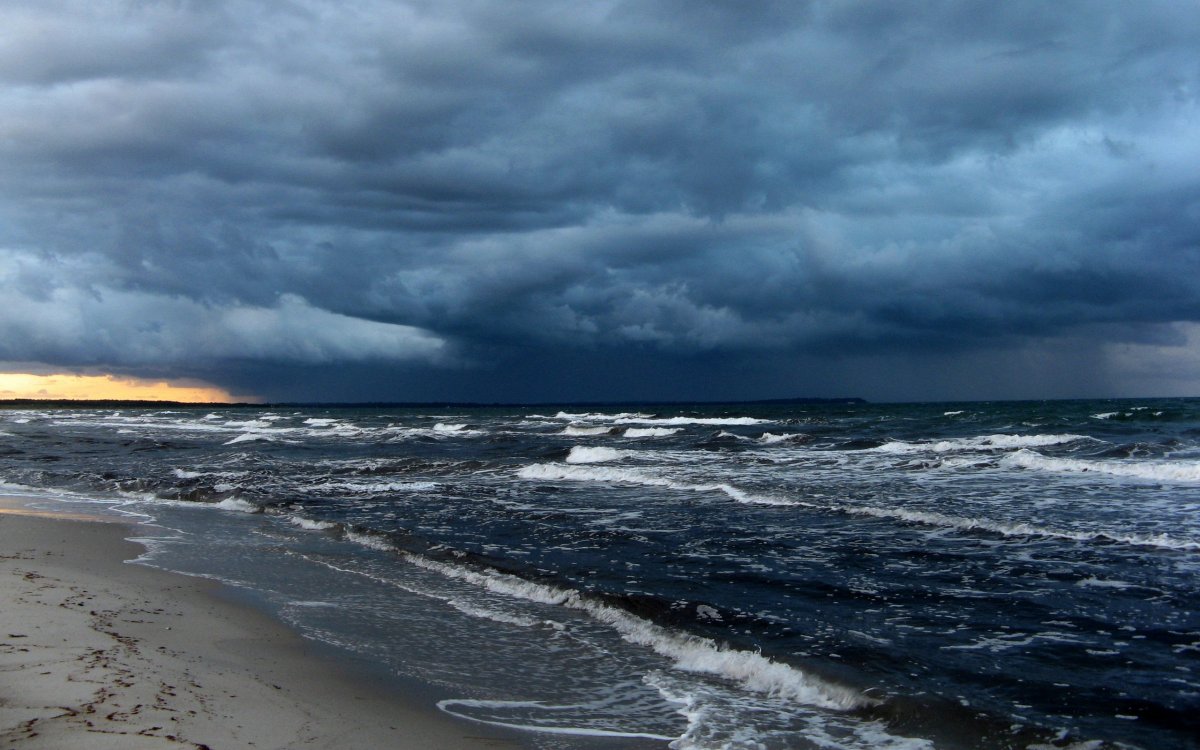 Хмурое море