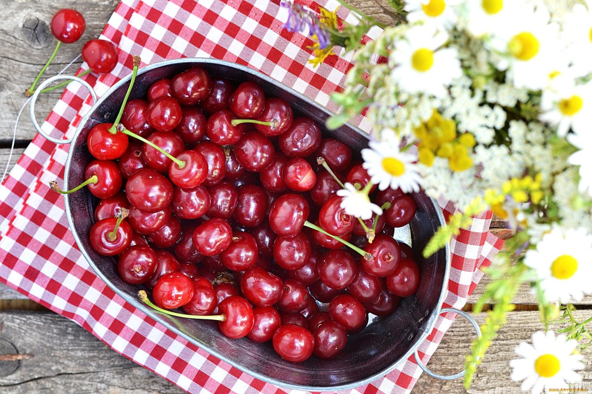 Вишенки на столе