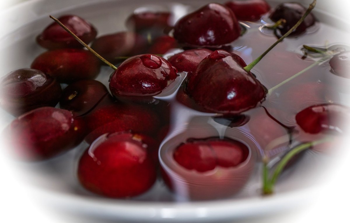 Вишня в воде