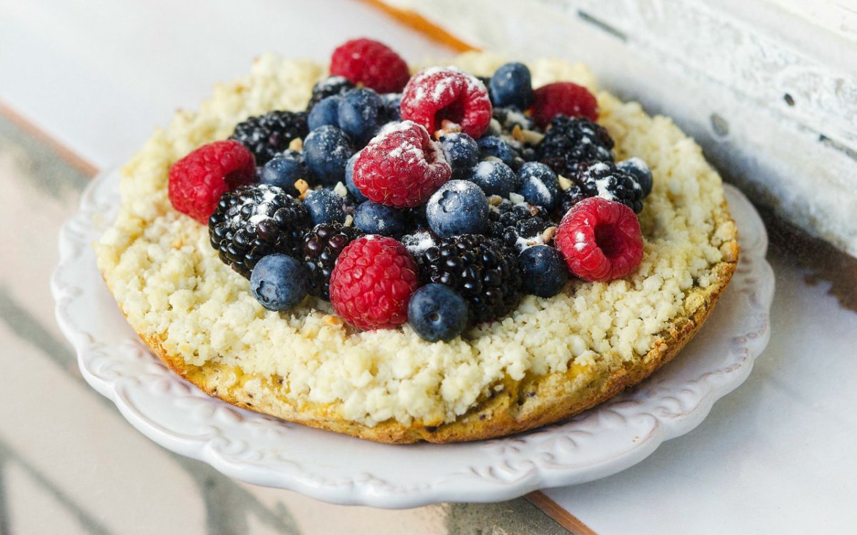 Пирог с малиной и черникой