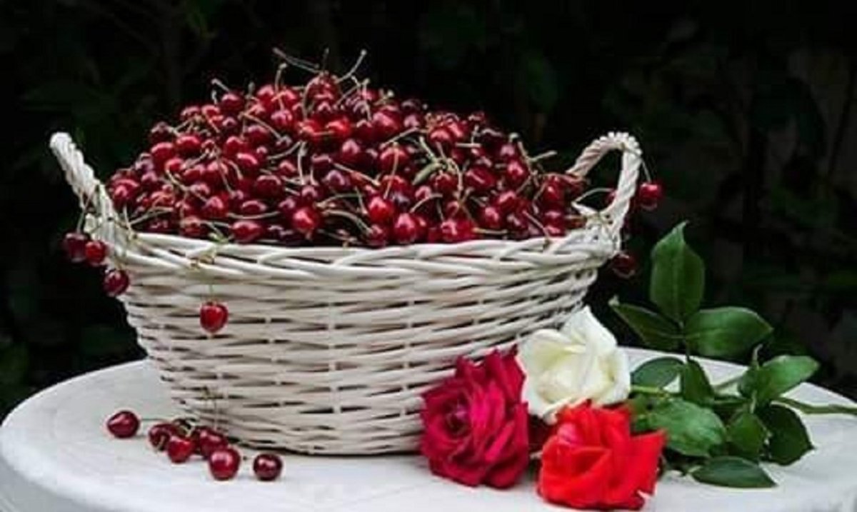 Корзина с черешней и цветами