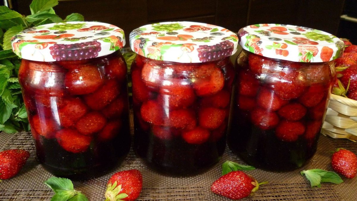 Клубничное варенье в банке