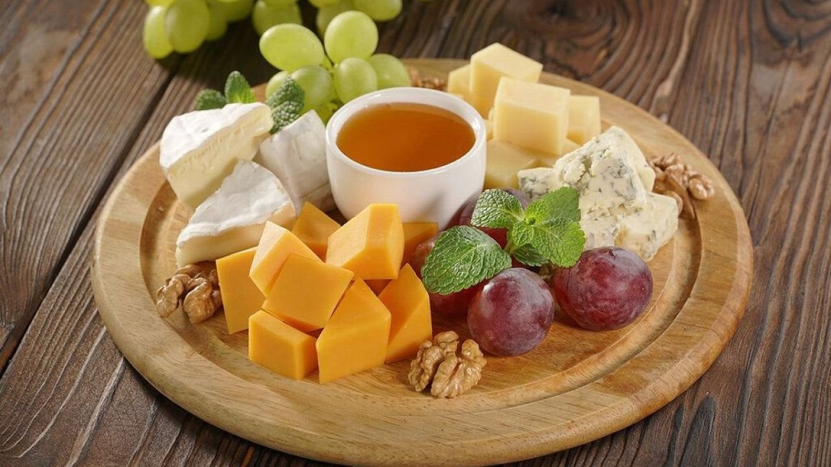 Ассорти сырная тарелка с медом и виноградом