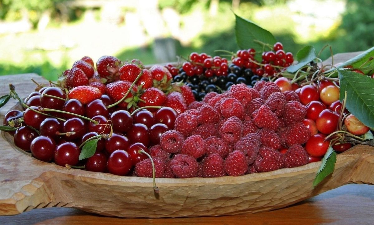 Клубника, малина, вишня, крыжовник (ягоды)