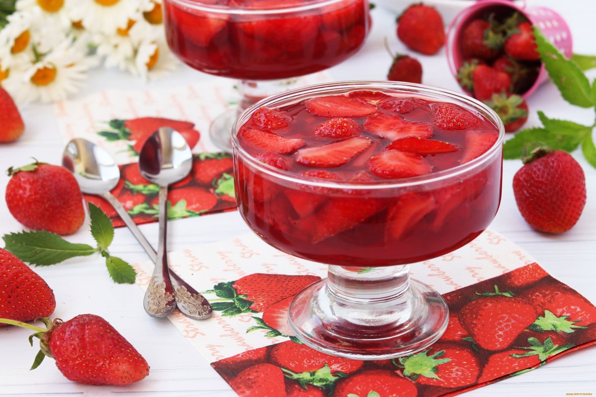Желе с клубникой