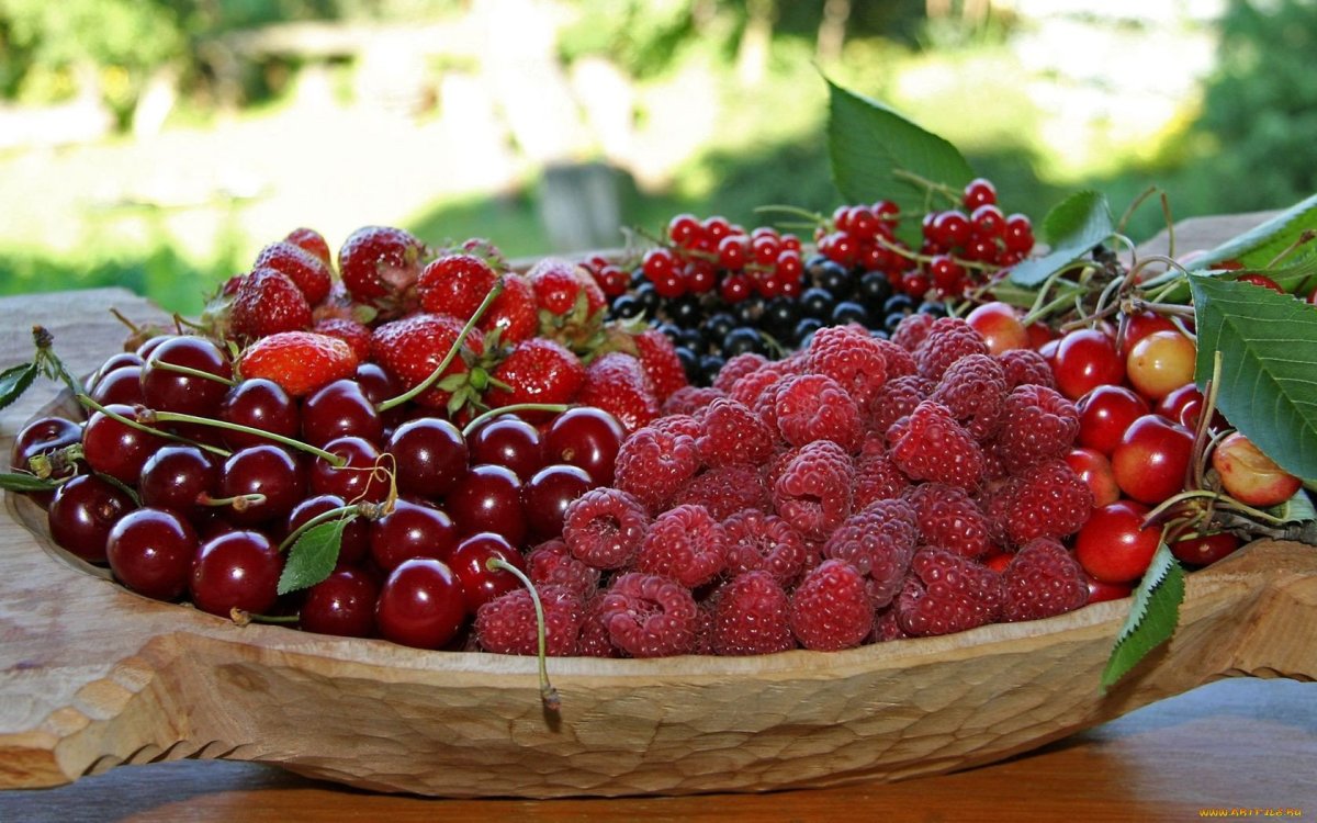 Клубника, малина, вишня, крыжовник (ягоды)