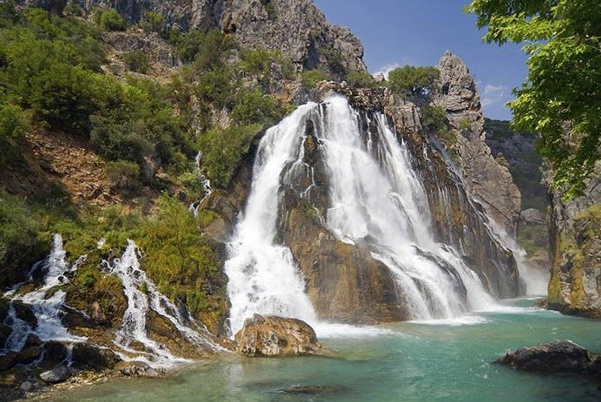 Водопад Турции Деликли Кая