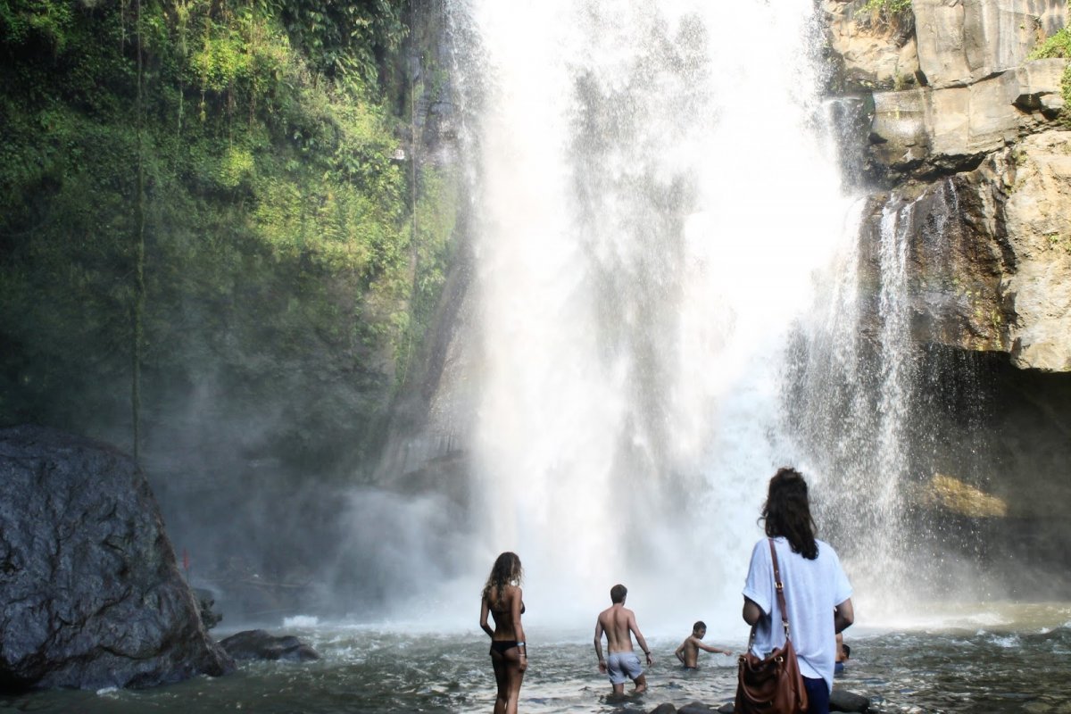 Tegenungan Waterfall couple