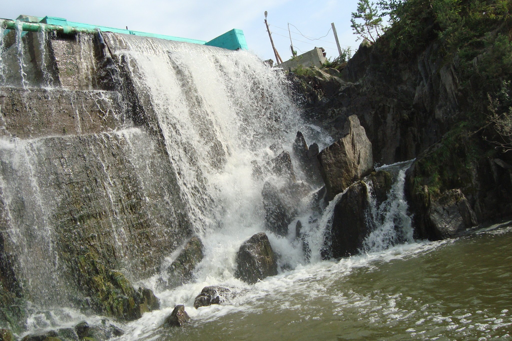 Водопад основа. Водопад Карпысак. Водопад Карпысак в Новосибирске. Водопад и карпы. Тогучинский водопад.