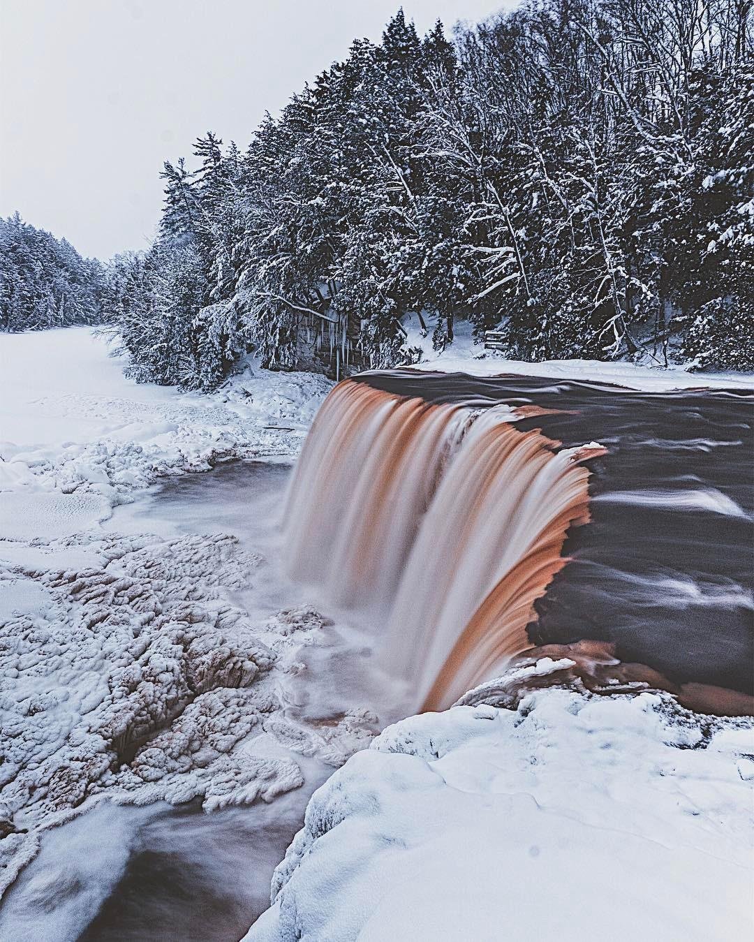 Водопад Карпысак зимой