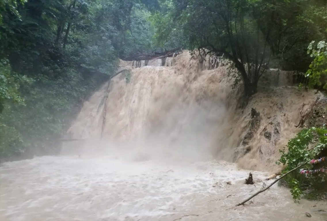 Зубова щель 33 водопада