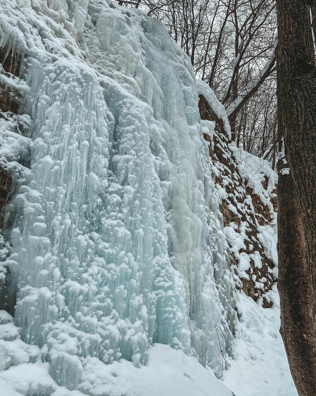 Замерзшие водопады парк Швейцария