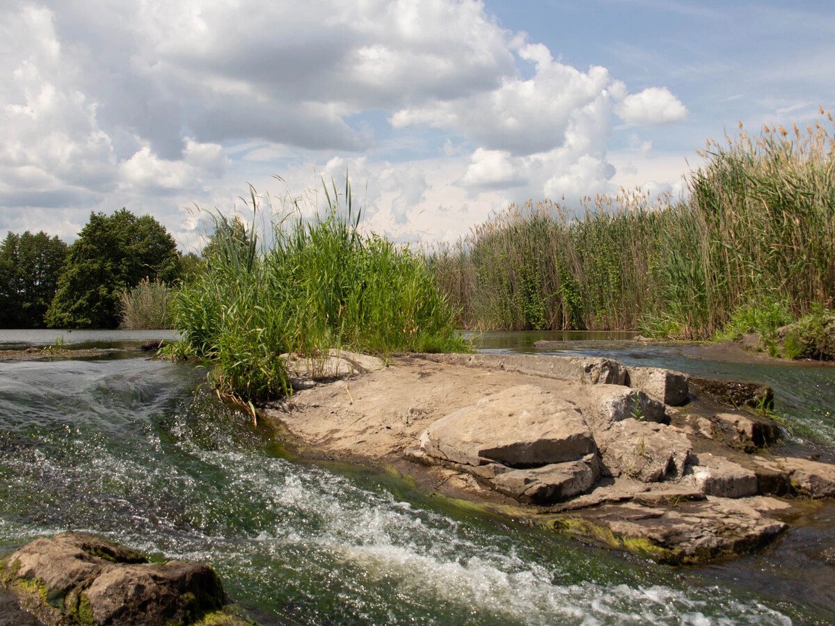 Водопад чардымские камни
