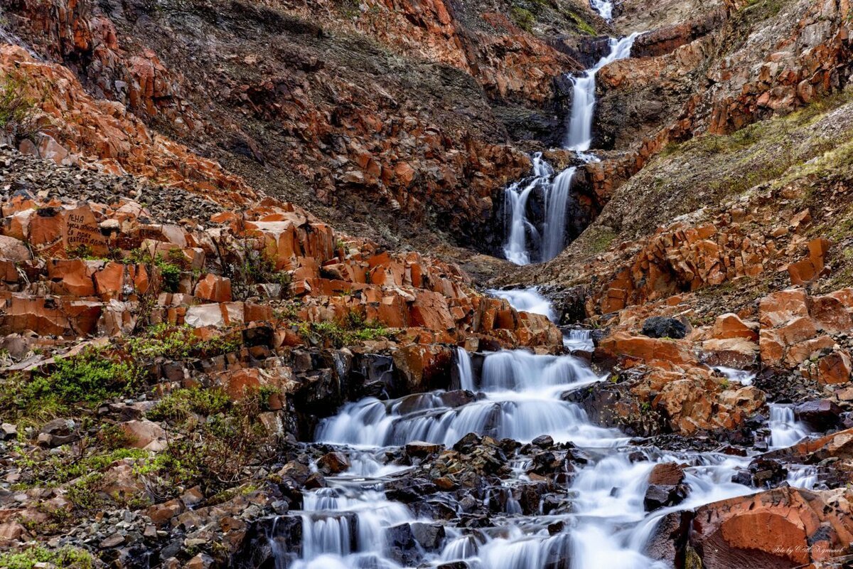 Водопад красные камни Талнах