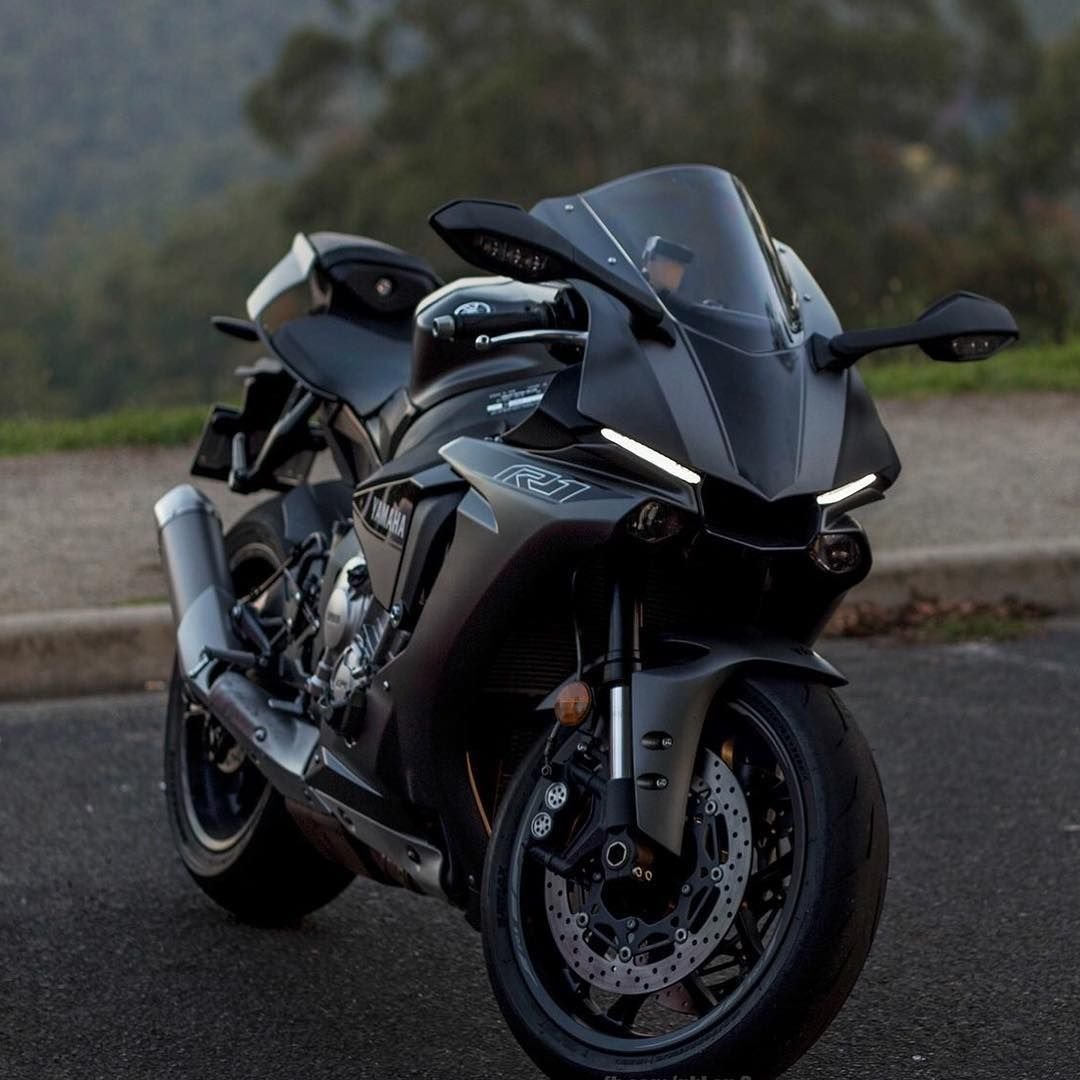Спортбайк Ямаха r1 чёрная