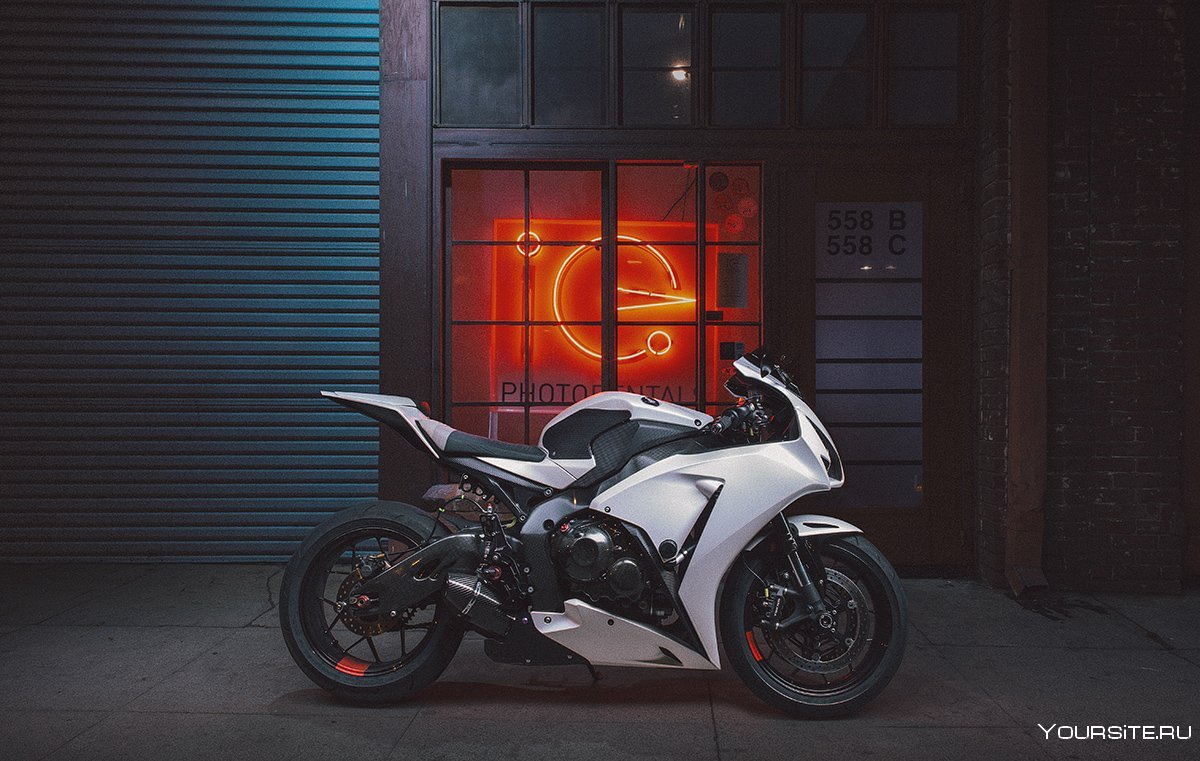 Cbr1000rr на темном фоне