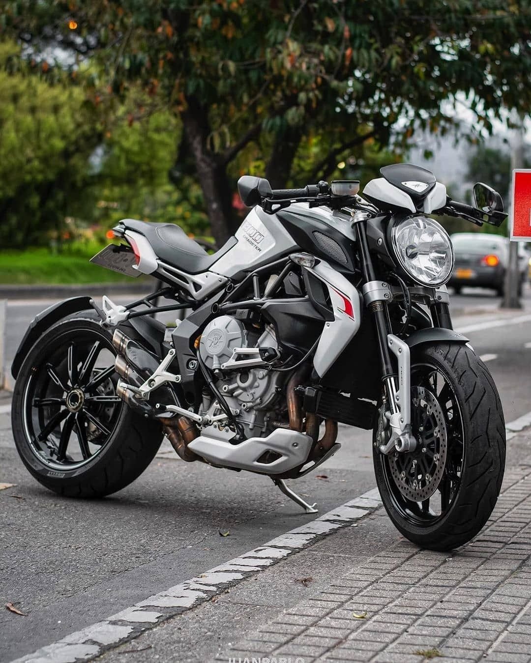 Мотоцикл MV Agusta brutale 800 Dragster RR