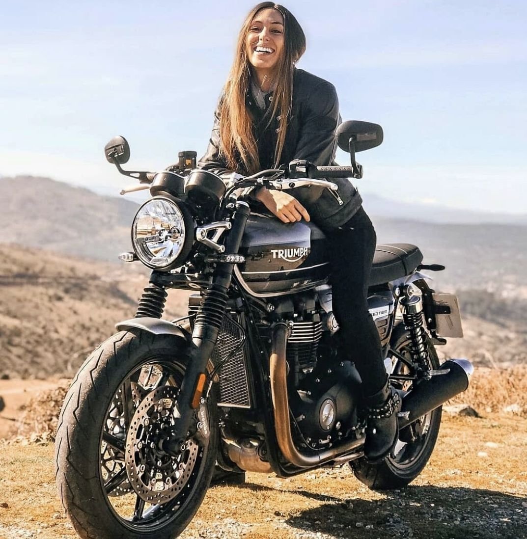 Triumph Scrambler 900 девушка