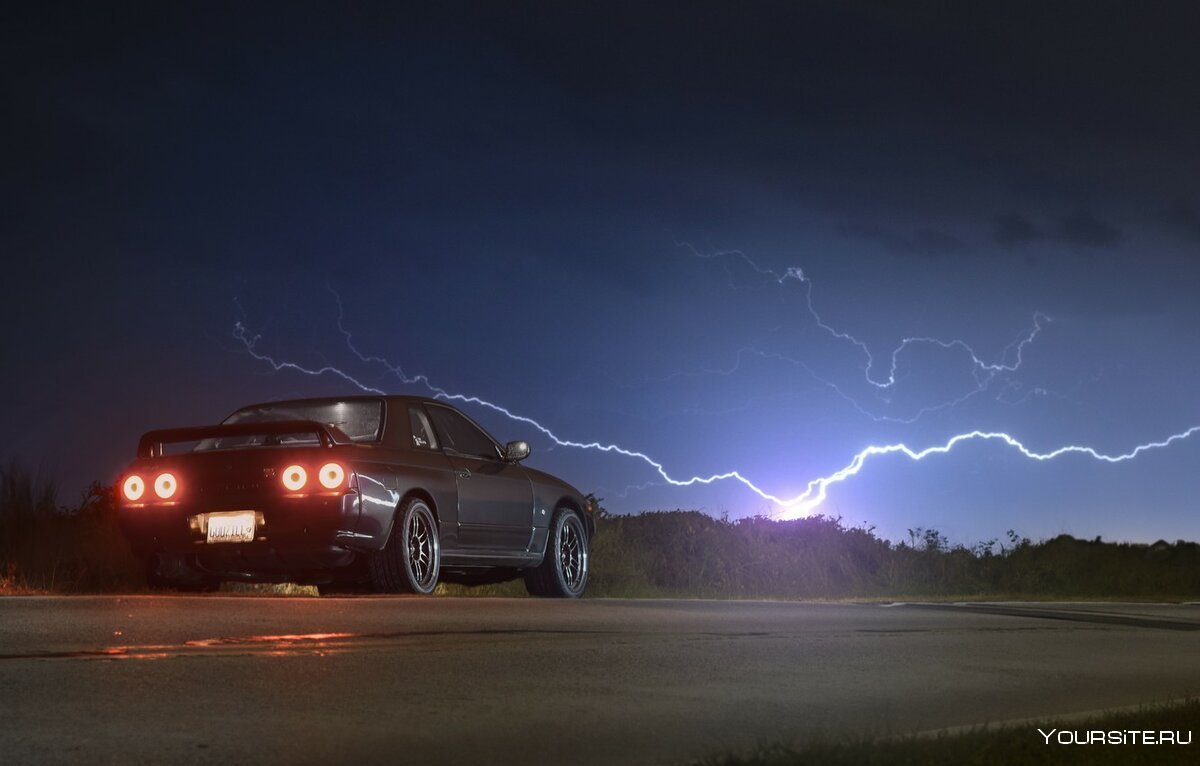 Nissan Skyline r34 под дождём с молнией