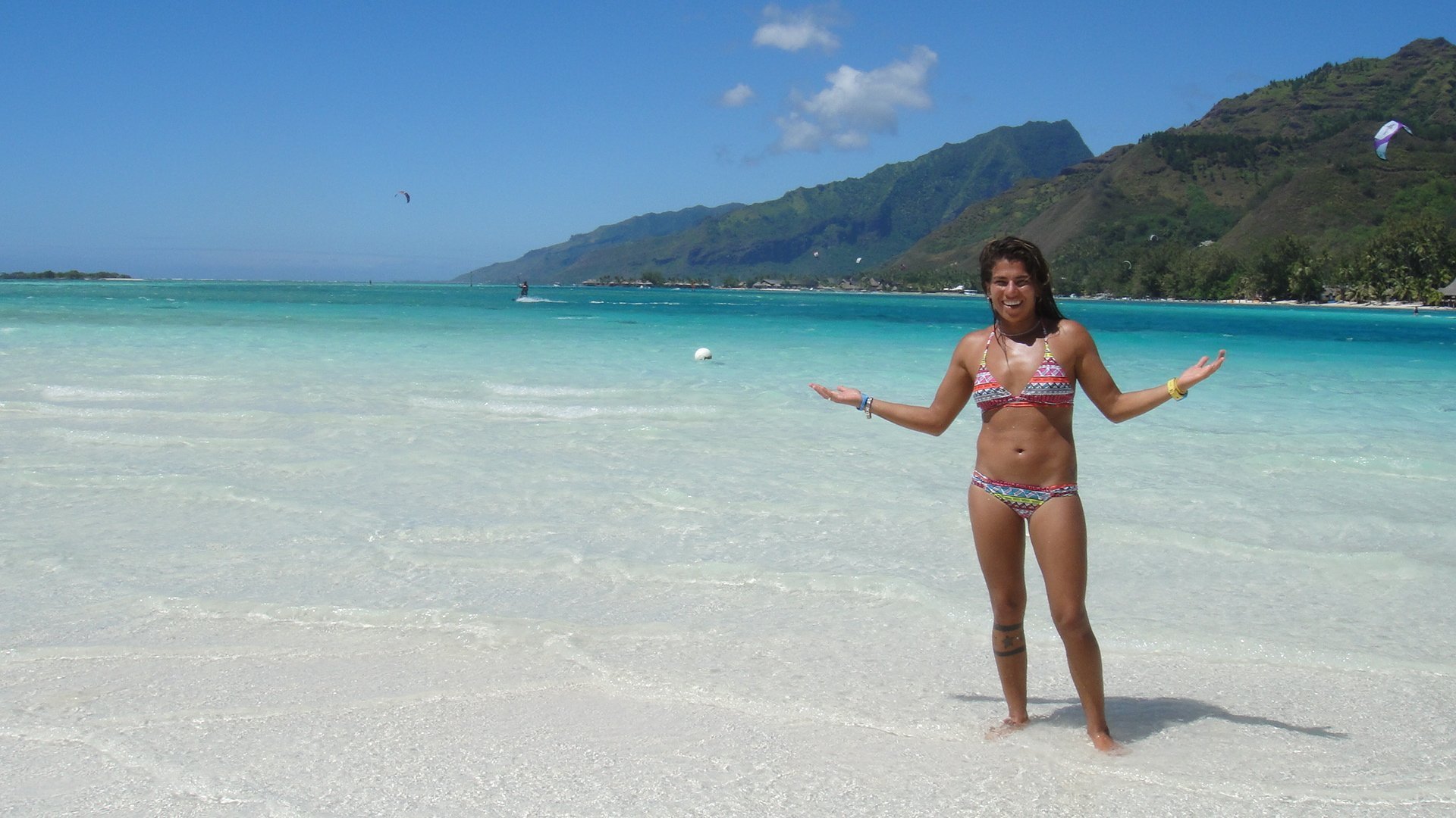 Бесплатное видео дикого пляжа. Дикие пляжи Тайланда. Дикий пляж. Красивые таитянки. Таитянки на пляже.