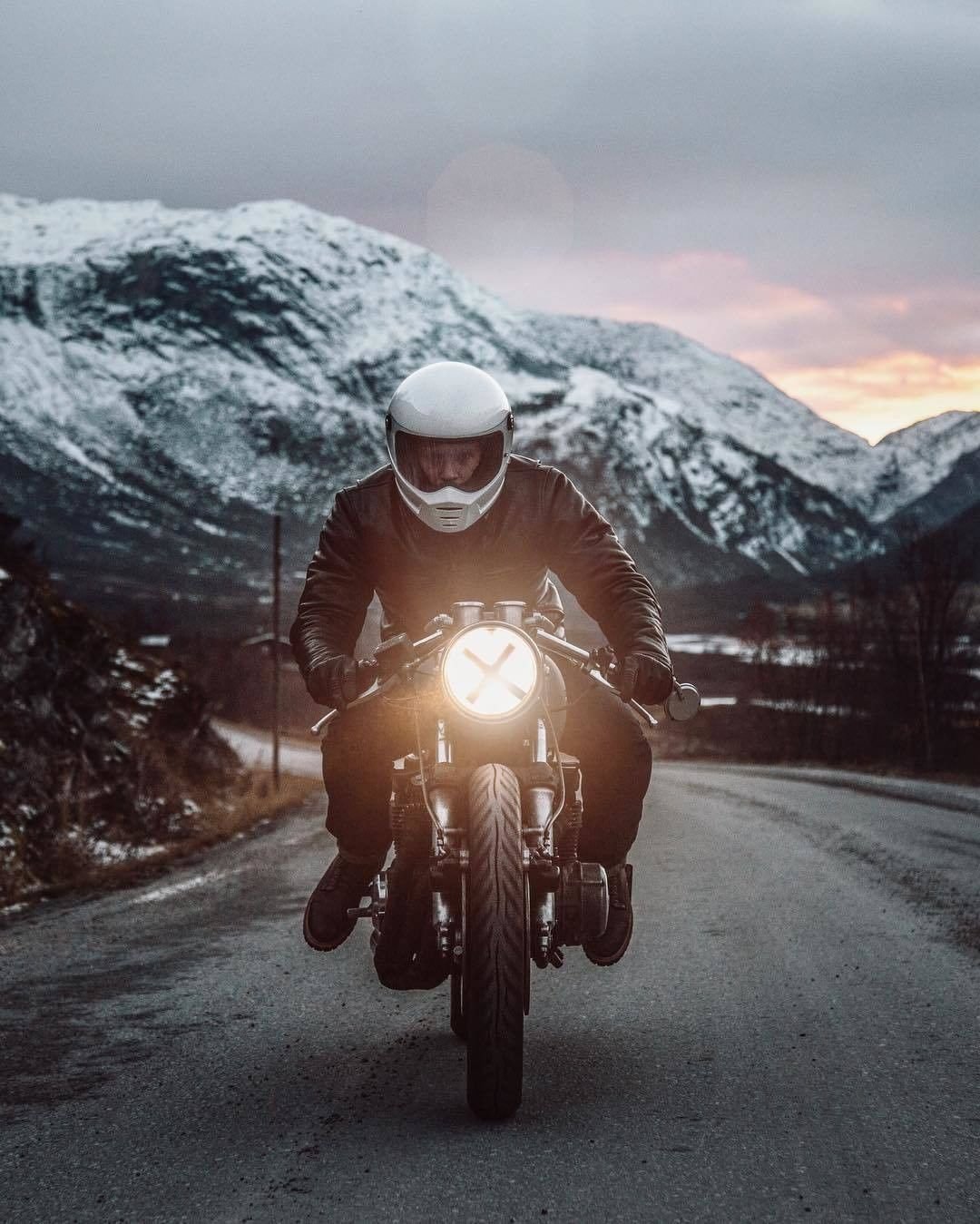 Мотоцикл едет