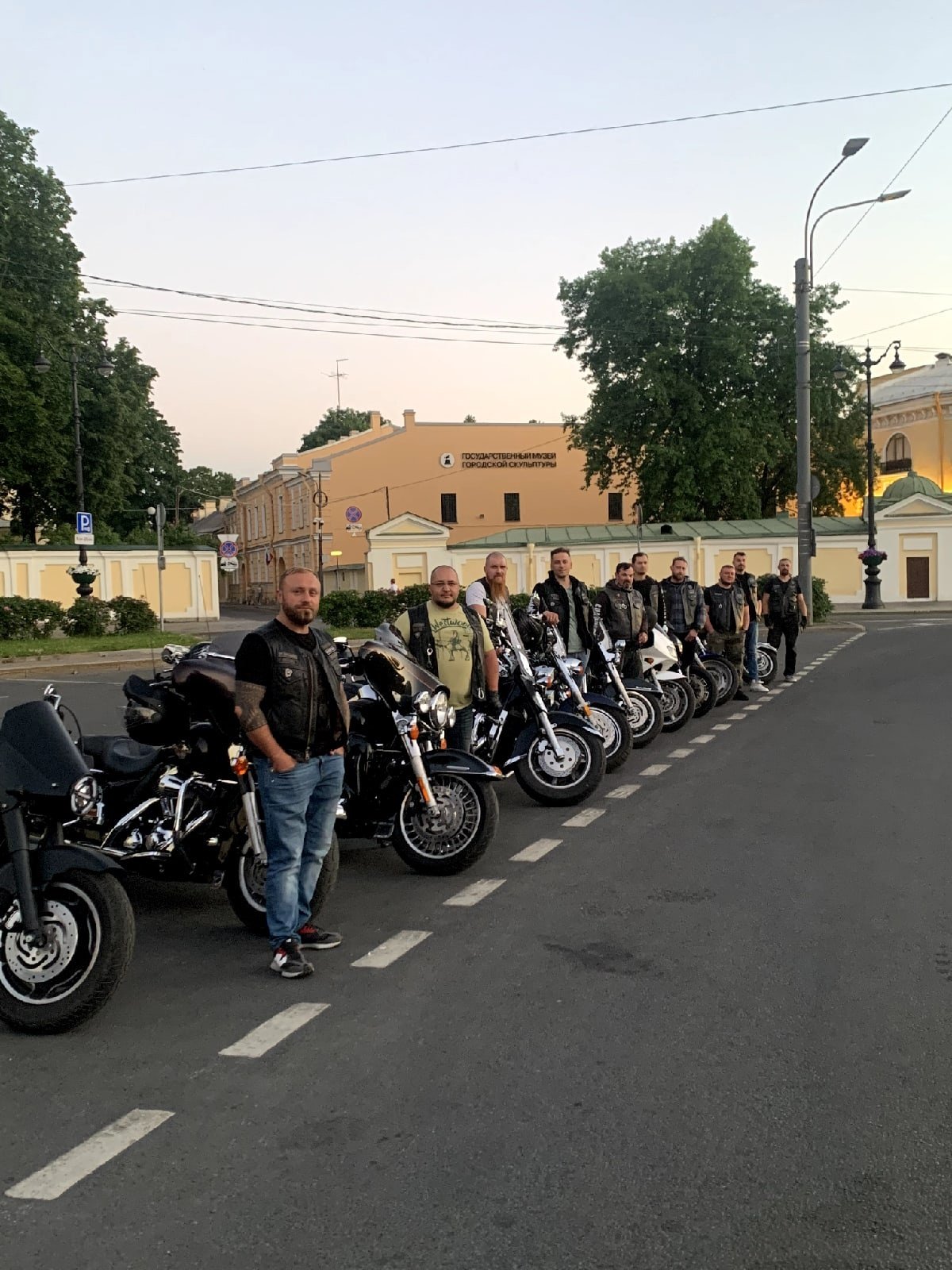 Байкер на мотоцикле