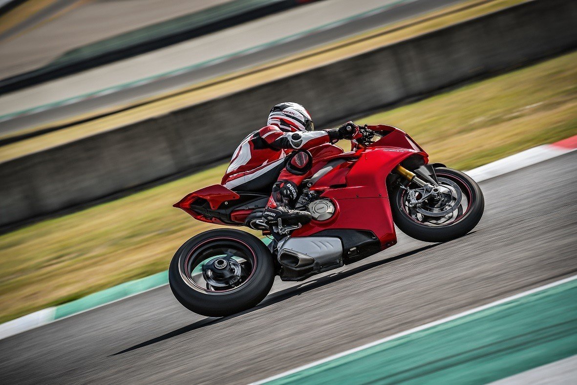 Мото Ducati Panigale v4 s