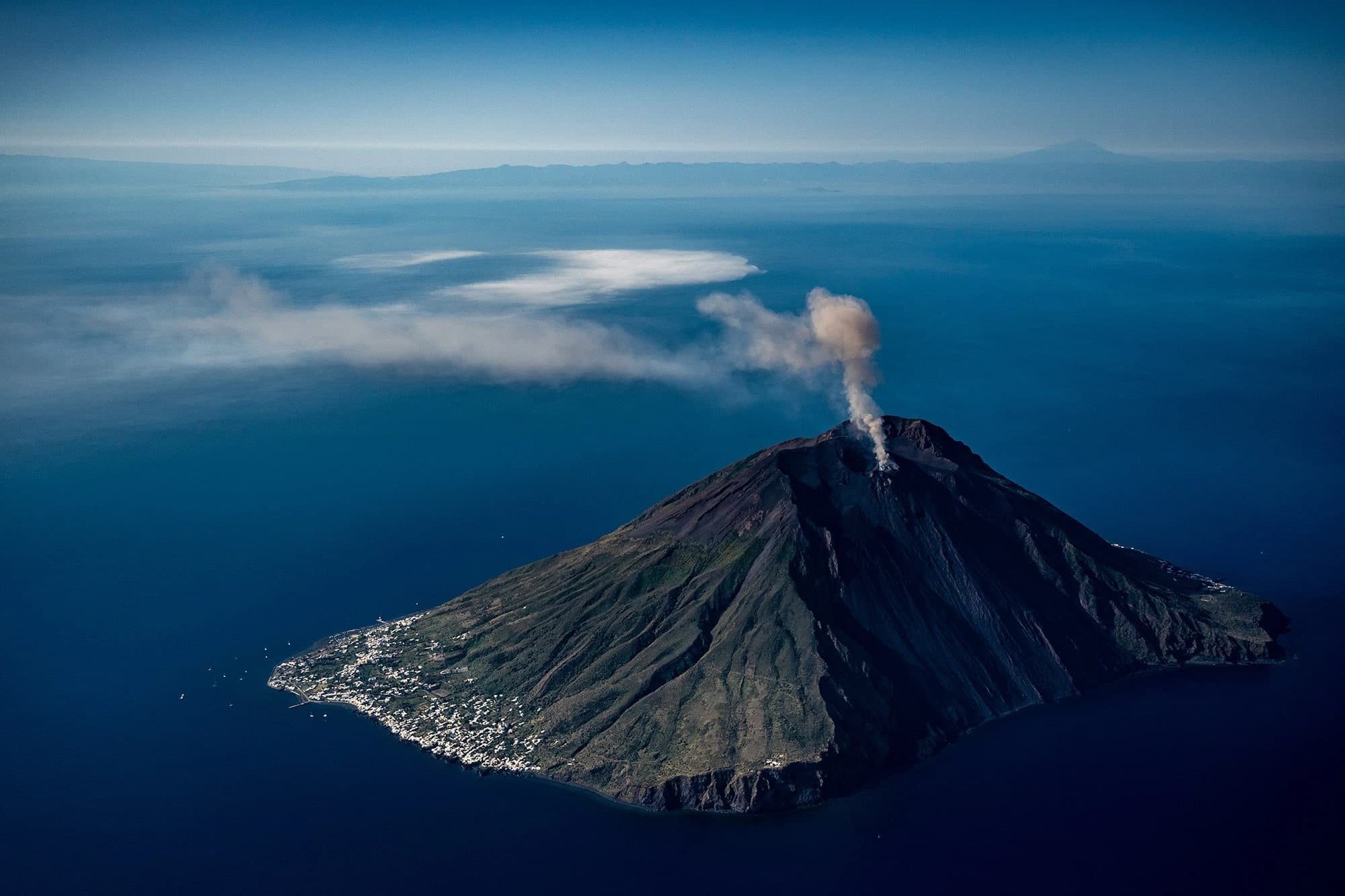 Volcano island. Остров вулкан Стромболи. Сицилия остров Стромболи. Вулкан Стромболи Сицилия. Везувий Этна Стромболи.