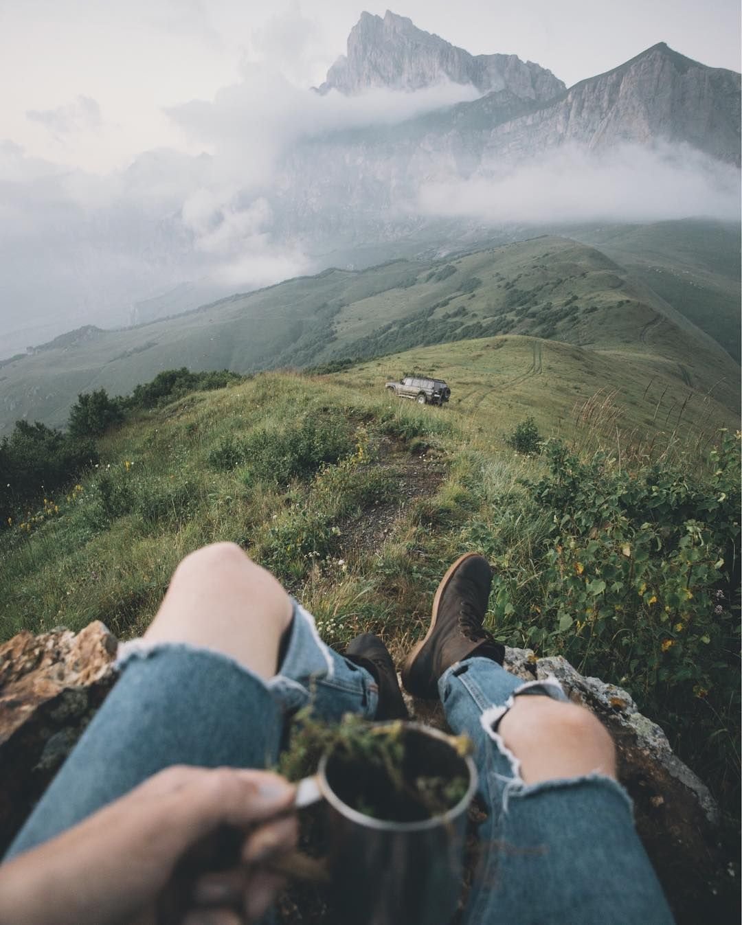 Парень в горах без лица