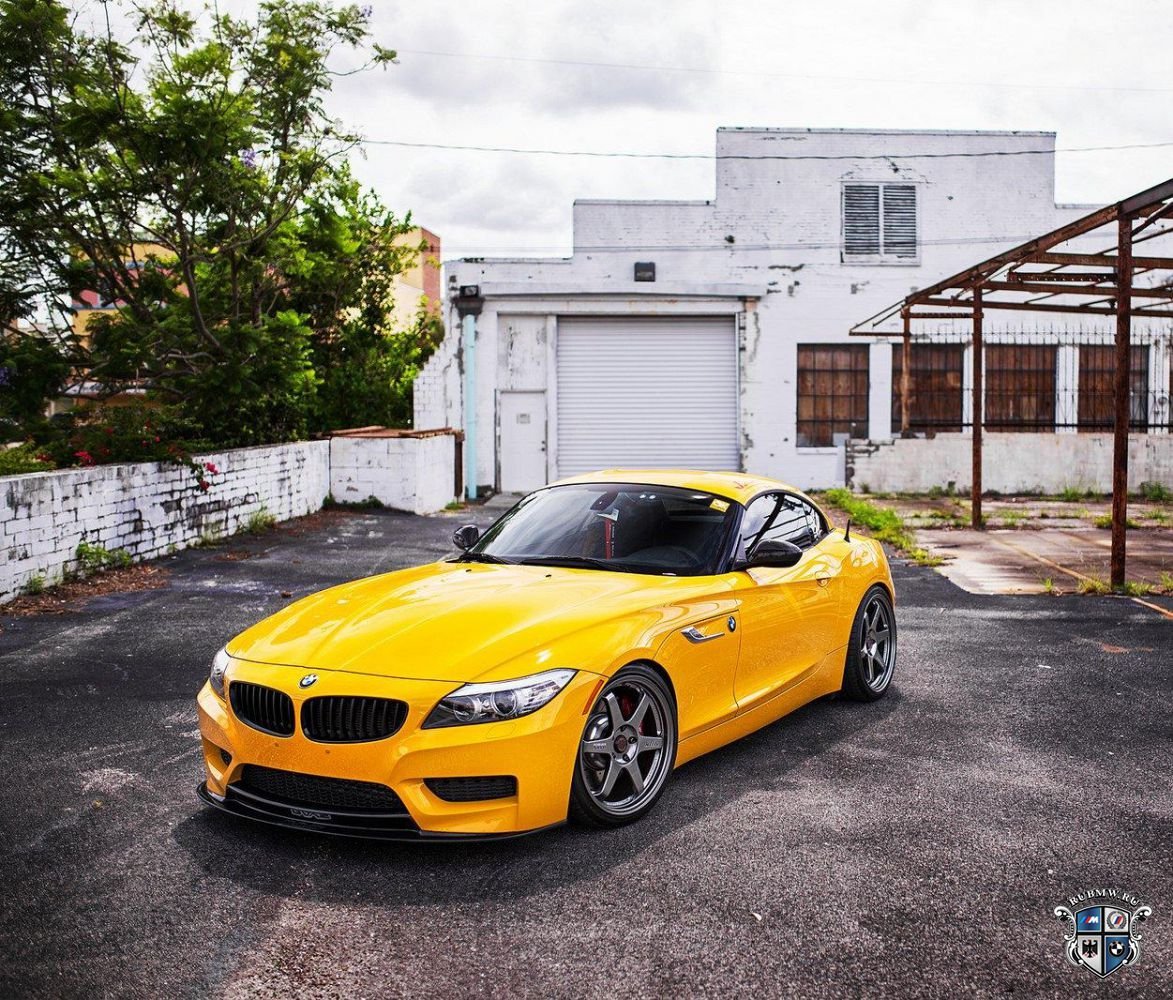 BMW z4 желтая