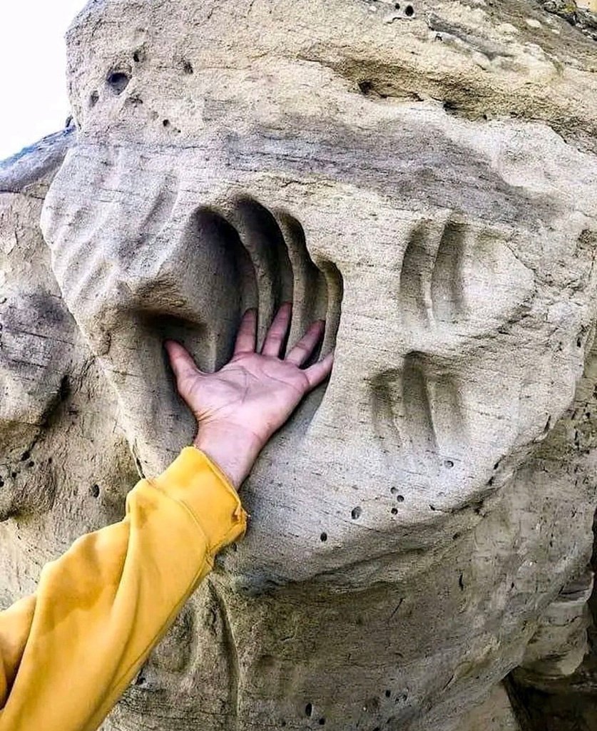 Отпечатки в скале