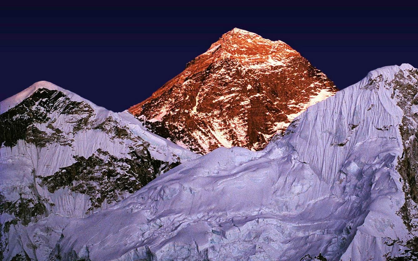 Высота эвереста высочайшая. Гора Джомолунгма. Высота горы Джомолунгма. Эверест самая высокая гора в мире.