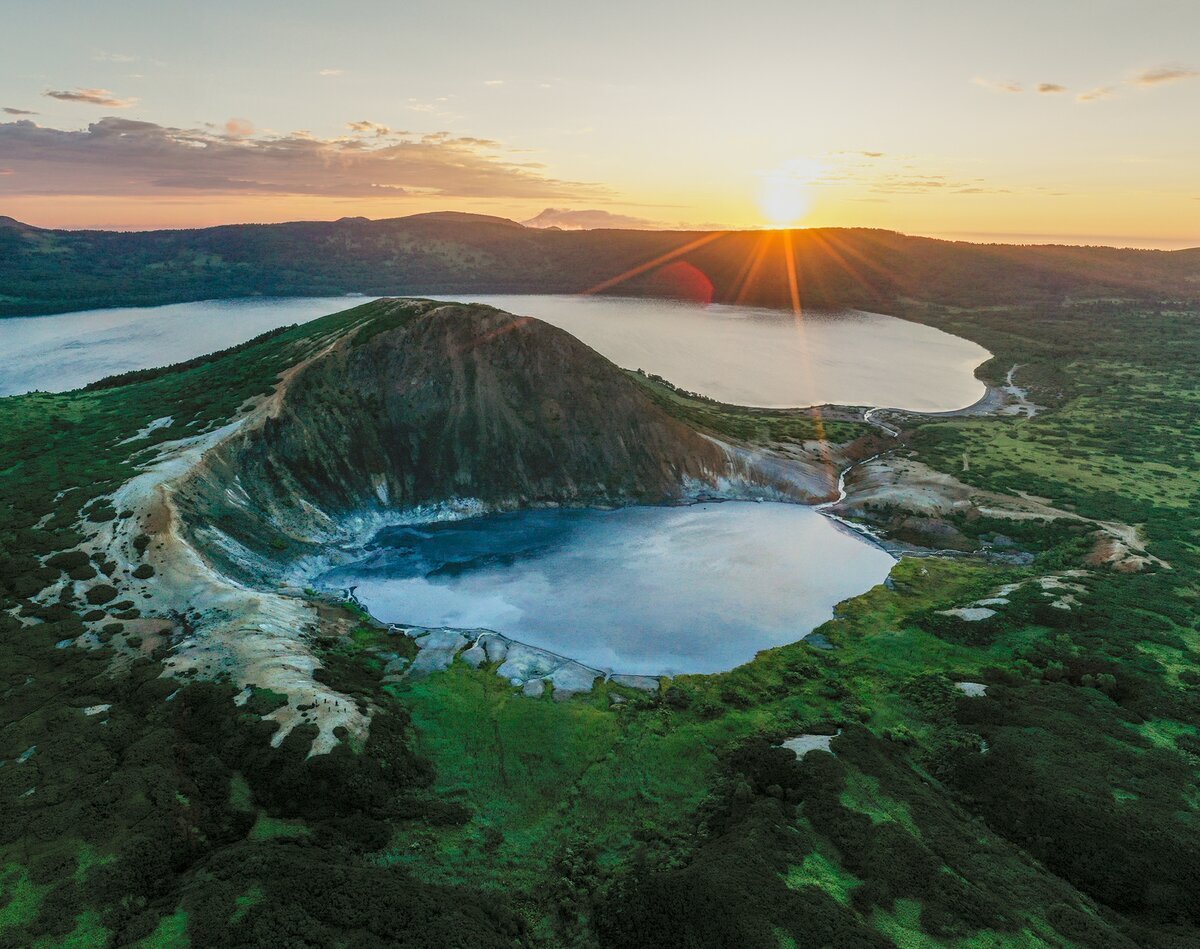 Кальдера вулкана Головнина