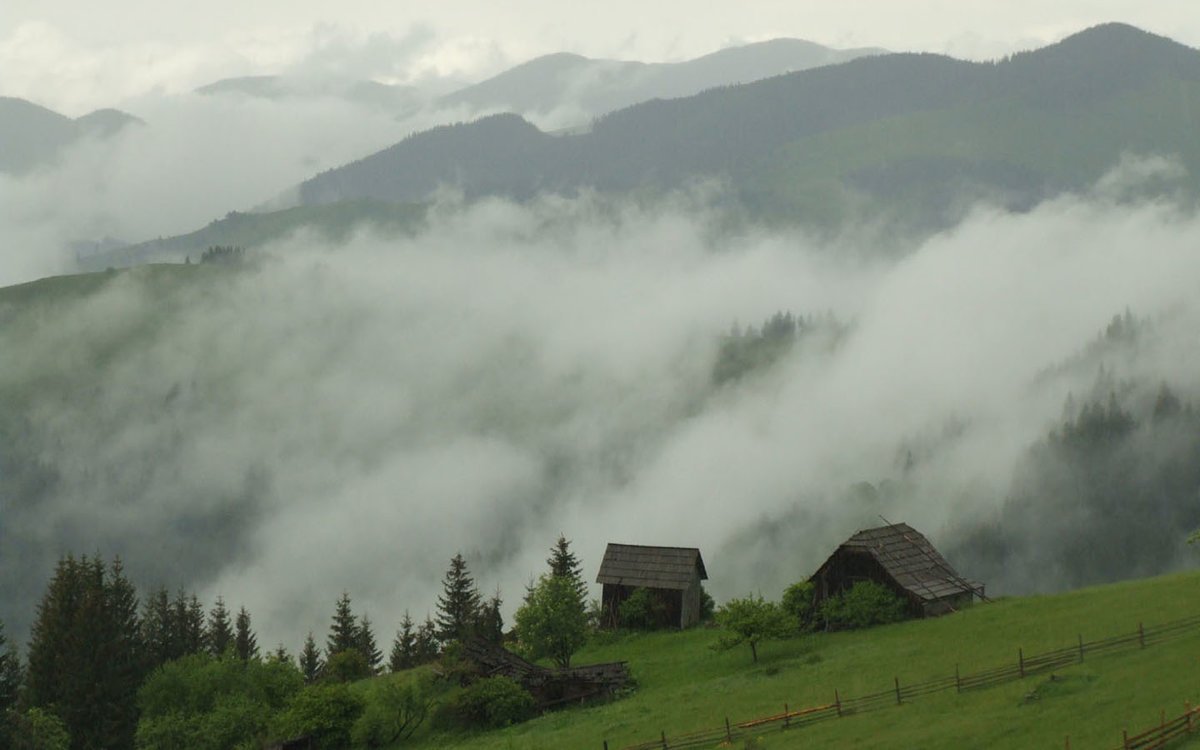 Деревня в горах в тумане