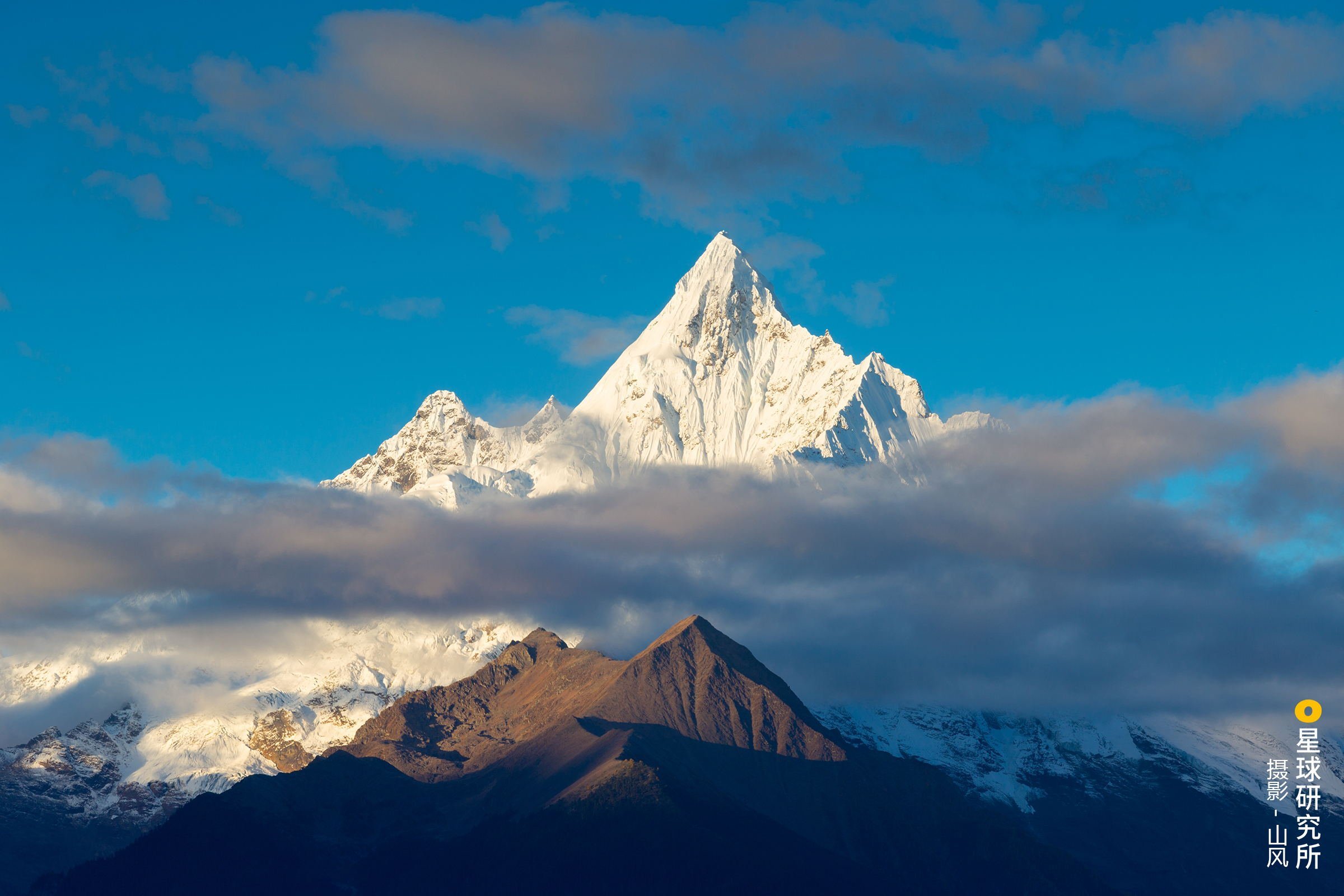 Гималаи род. Гора Кайлас в Гималаях. Тибет Гималаи Альпы. Тибет горы Дхаулагири. Тибет Гималаи Лхаса.