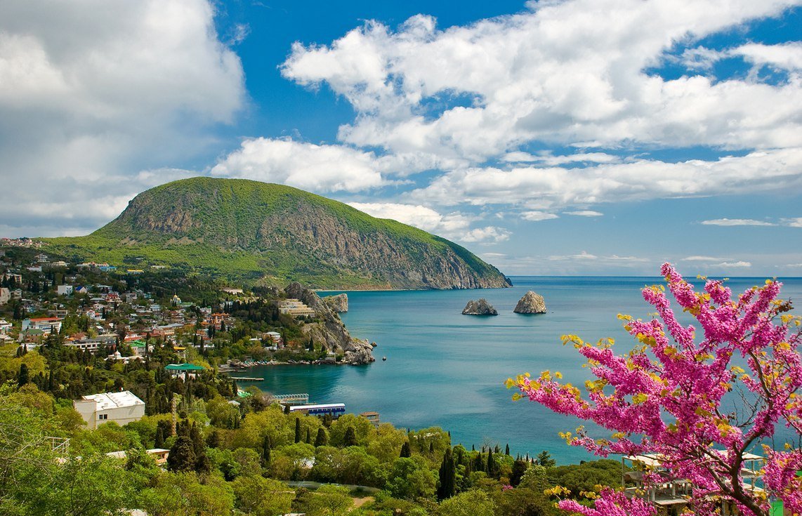 Южный берег Крыма весной аюдаг