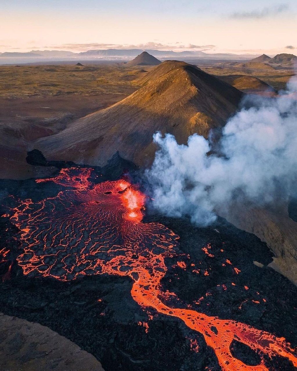 1 пример извержения вулкана. Извержение вулкана магма. Извержение вулкана Шивелуч. Рейкьянес вулкан. Вулкан в Эфиопии.