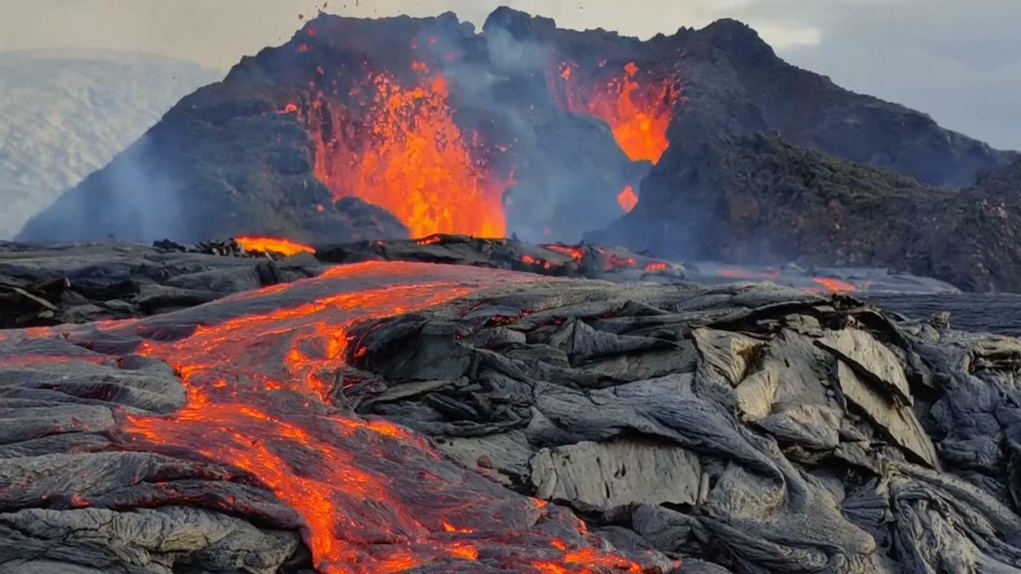 Сильные землетрясения извержения вулканов мощные. Мауна-Лоа на Гавайях. Гавайский вулкан Мауна Лоа. Самый большой вулкан в мире Мауна Лоа. Извержение вулкана Мауна Лоа.