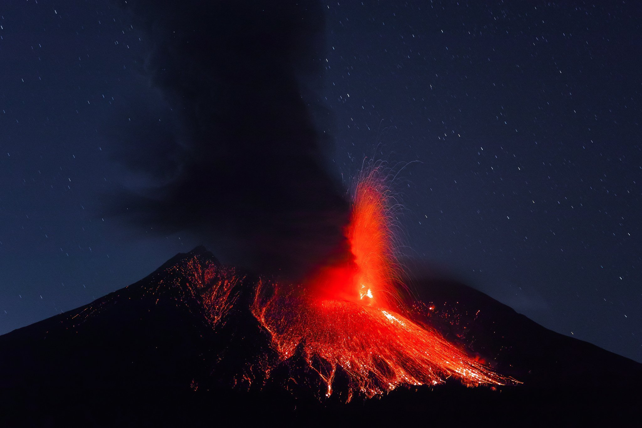 Какой самый крупный вулкан. Вулкан Сакурадзима. Сакурадзима вулкан извержение. Вулкан Святой Елены извержение 1980. Вулкан Колима.