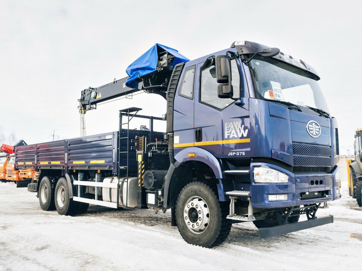 Бортовой автомобиль FAW ca3250 с манипулятором